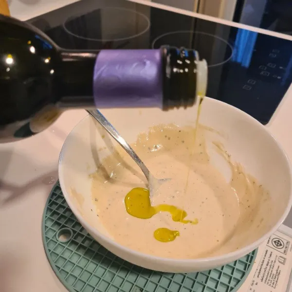 Terakhir, masukan extra virgin olive oil, aduk rata. Lalu saus siap dihidangkan.