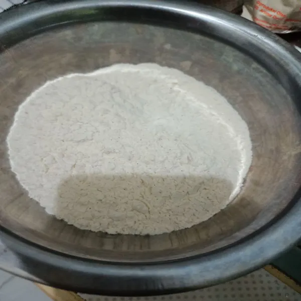 Siapkan tepung, garam, kunyit bubuk, kaldu bubuk aduk rata.