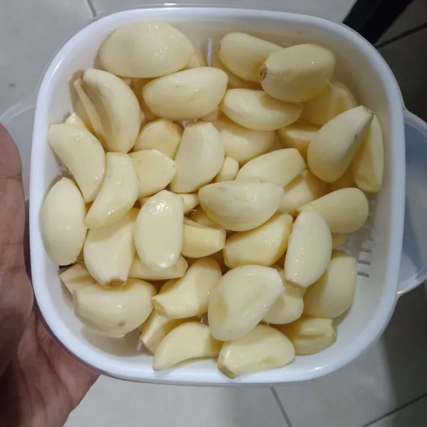 Siapkan dan kupas bawang putih.