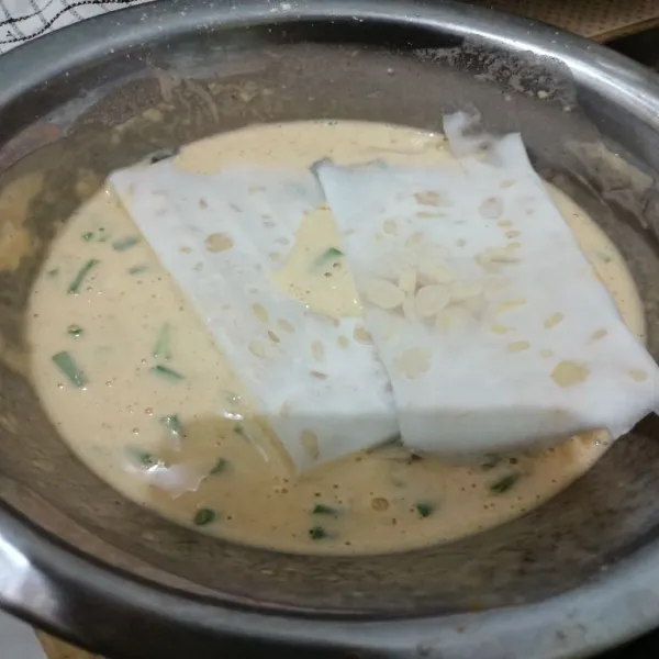 Masukkan tempe dalam adonan tepung.