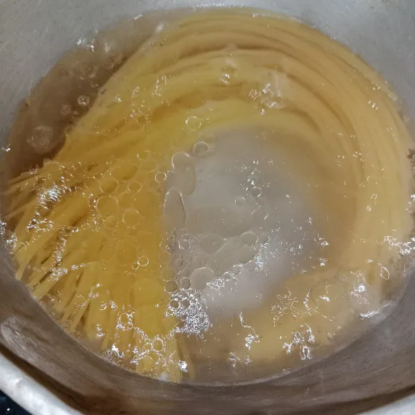 Rebus spageti dalam air yang sudah diberi 1 sendok minyak goreng.