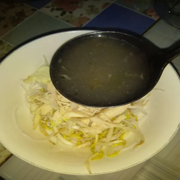 Kemudian tuang kuah soto. Taburi daun bawang dan seledri. Sajikan selagi hangat.