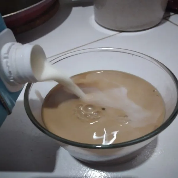 Terakhir tuang susu cair, aduk, segelas kopi susu siap dinikmati.