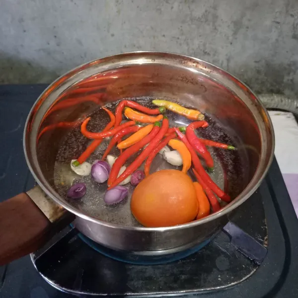 Rebus bawang, cabai, dan tomat. Kemudian angkat dan tiriskan.