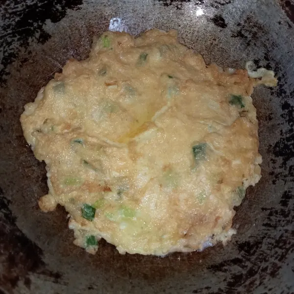 Panaskan minyak secukupnya kemudian tuang telur ke dalam wajan dan goreng hingga kuning kecoklatan lalu tiriskan.