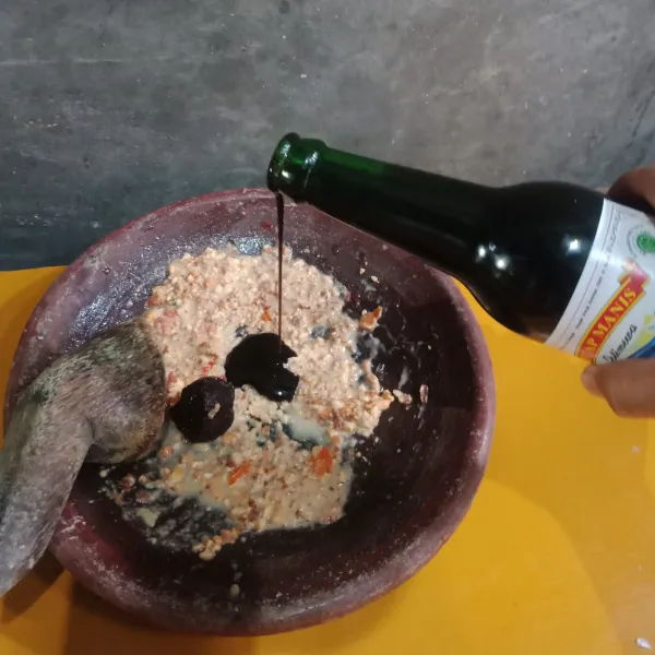 Tambahkan petis dan kecap manis, ulek kembali sampai rata.