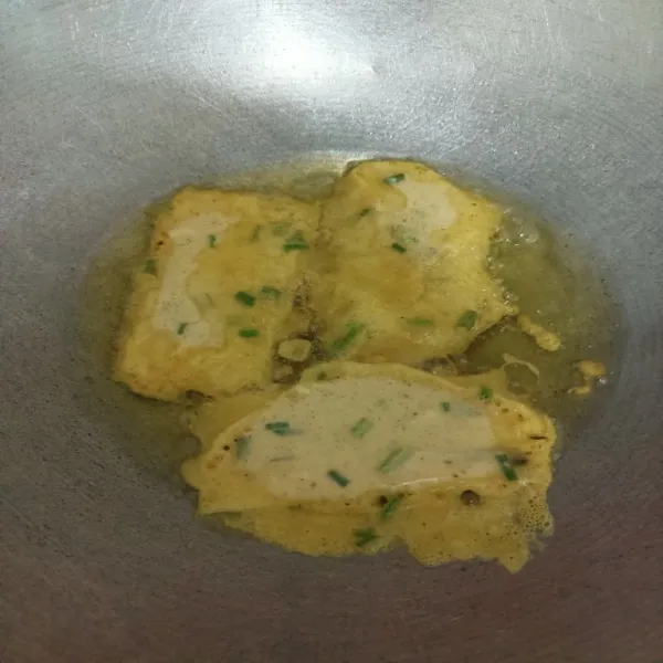 Panaskan minyak lalu goreng tempe.