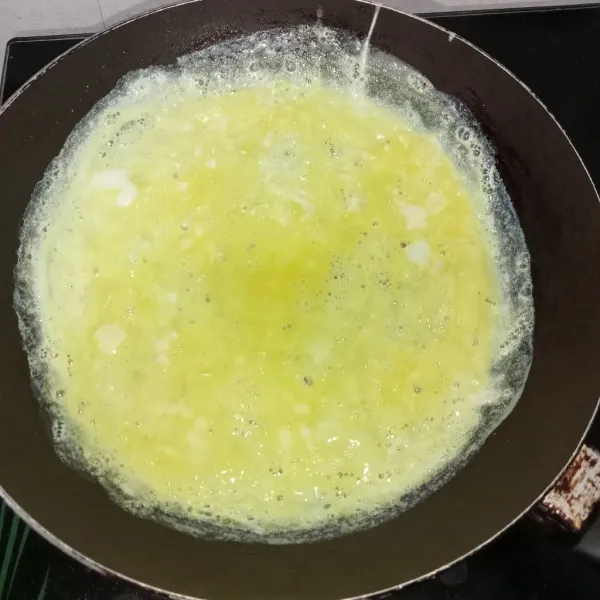 Panaskan teflon yang sudah diolesi tipis minyak goreng kemudian tuang kocokan telur secukupnya dan goreng telur hingga matang.