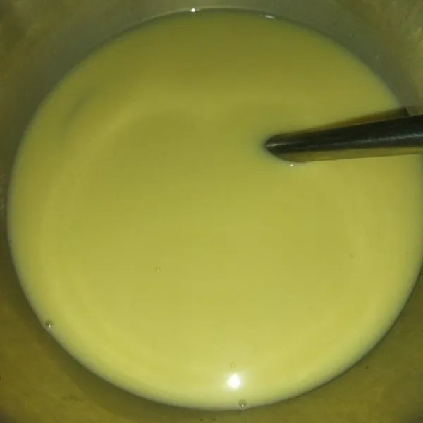 Isian : siapkan krimer kental manis, kuning telur, tepung maizena, gula halus dan air, aduk hingga tercampur rata, lalu saring.