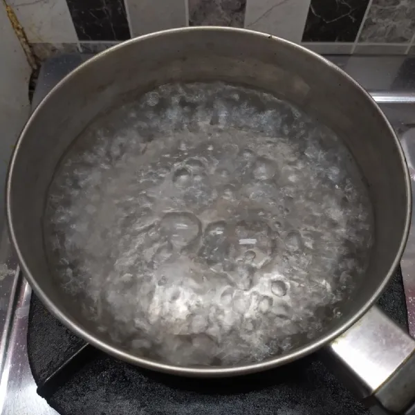 Rebus air sampai mendidih.