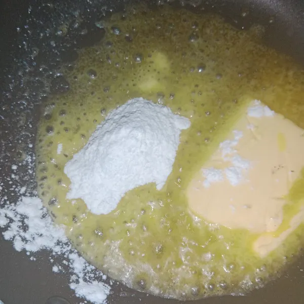 Leleh kan 2 sdm margarin lalu beri 1 sdm tepung terigu, aduk rata.