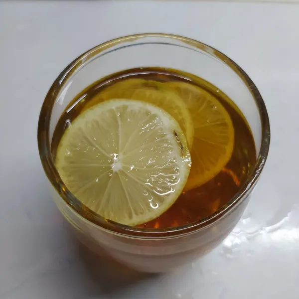 Beri beberapa irisan lemon, sajikan hangat. Jangan lupa diaduk sebentar jika akan diminum.
