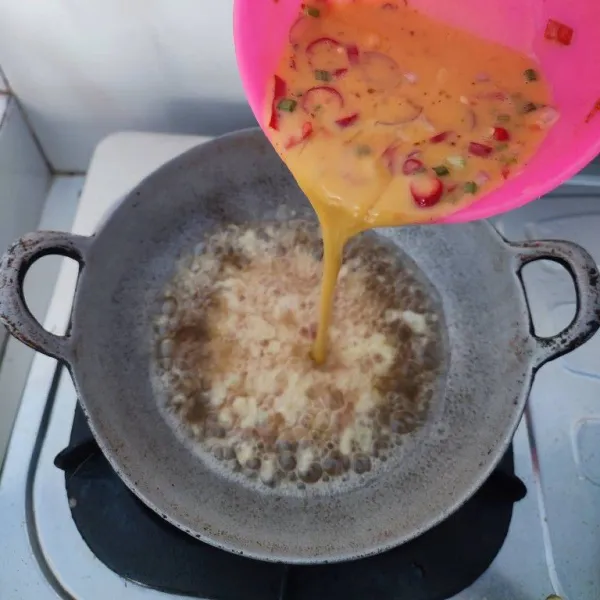 Panaskan minyak agak banyak dalam wajan (sampai minyak benar-benar panas), kemudian tuang telur, kemudian goreng hingga matang. Tiriskan.