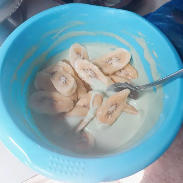 Kupas dan potong ketebalan 1 cm pisang kepok. Masukkan ke dalam adonan tepung.