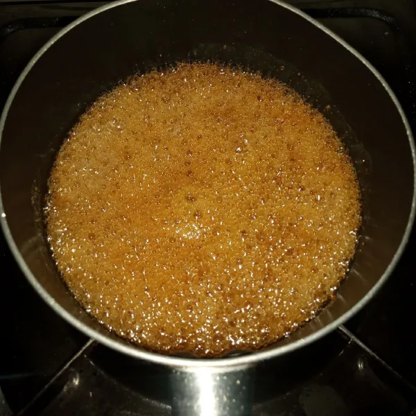 Larutkan tepung maizena dengan 100 ml air, tuang ke karamel dan aduk cepat sampai mendidih kembali dan mengental. Sisihkan.