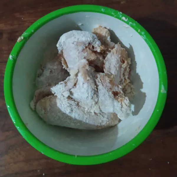 Baluri ayam dengan tepung terigu lalu goreng.