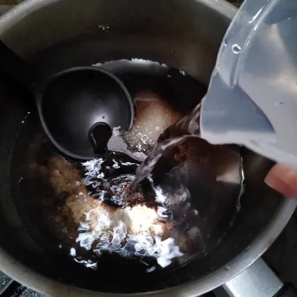 Masukan bubuk jeli rasa cincau dan gula pasir ke dalam panci, lalu tuang air. Aduk rata.