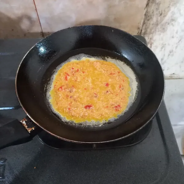 Panaskan sedikit minyak goreng. Tuang telur kelapa ke dalam pan.