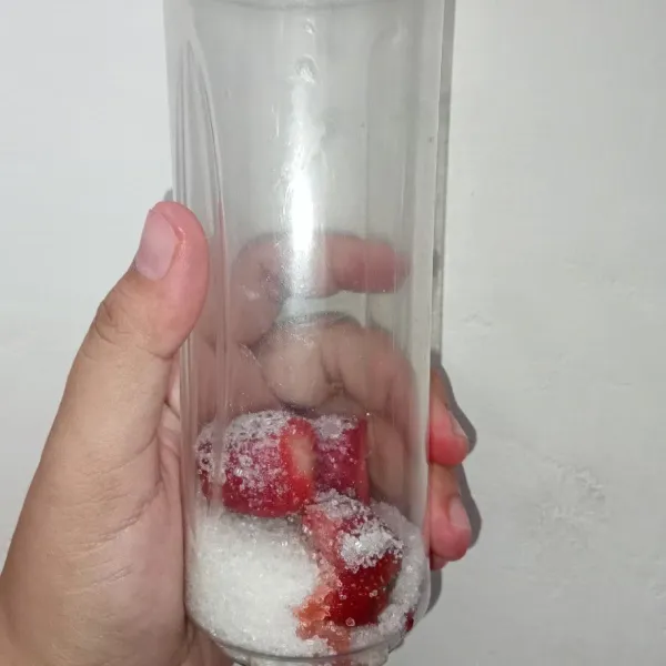 Masukkan strawberry dan gula pasir ke dalam mini blender.