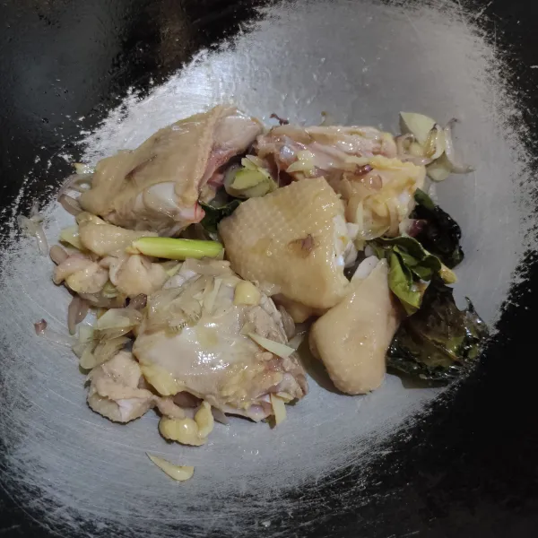 Tumis bumbu hingga harum lalu masukkan daging ayam, aduk rata dan masak hingga berubah warna.