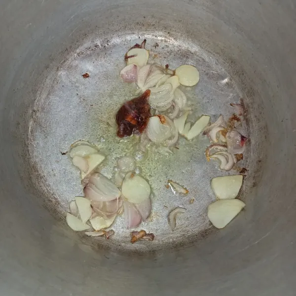 Tumis bawang merah dan bawang putih dengan minyak secukupnya hingga wangi. Masukkan asam Jawa aduk rata.