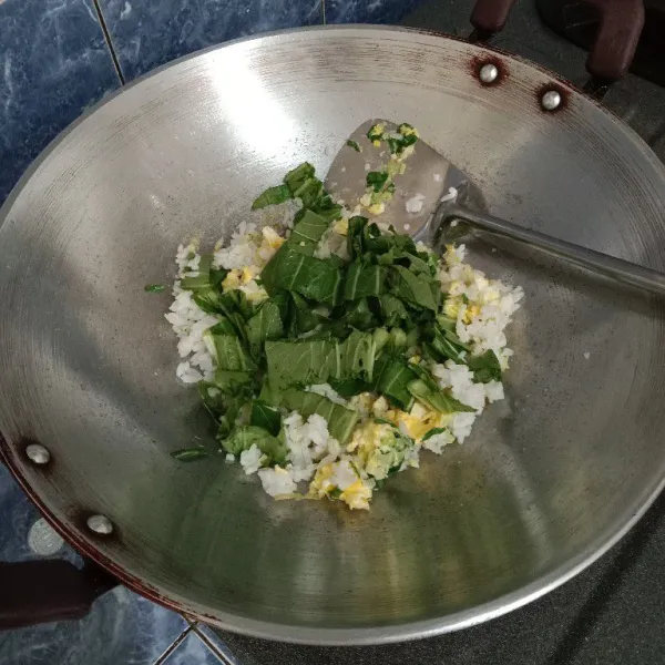 Masukkan sawi. Aduk hingga sawi layu.