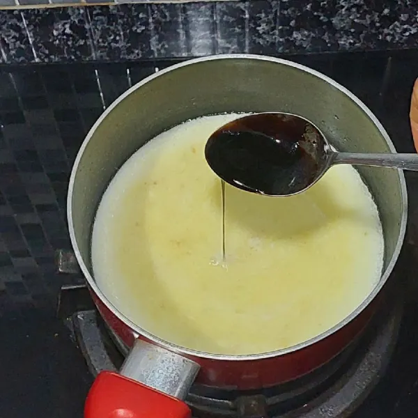 Masukan kecap, gula pasir, kaldu bubuk dan garam.