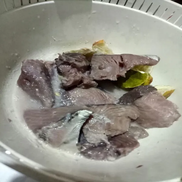 Cuci bersih ikan beri perasan jerik nipis dan taburan garam diamkan selama 15 menit.
