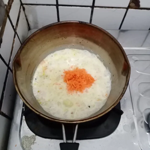 Masukkan wortel, kaldu jamur, lada bubuk dan garam. Aduk hingga rata.