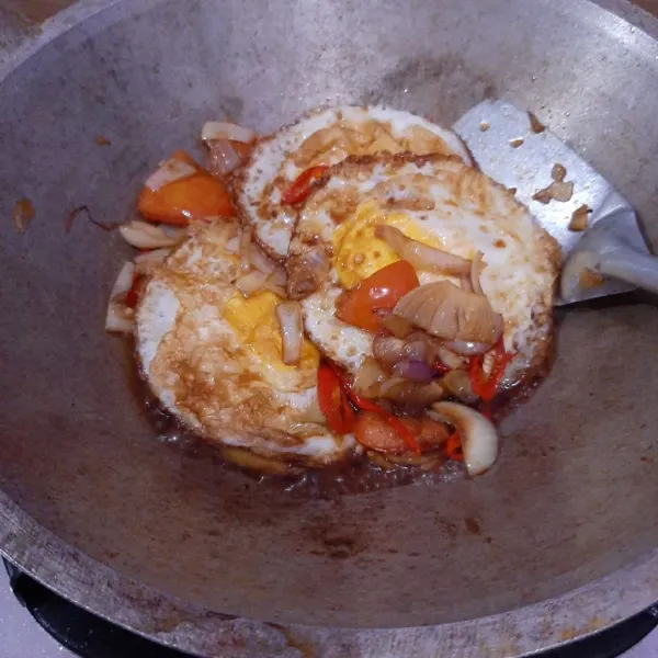 Masukkan telur ceplok. Aduk, masak hingga bumbu meresap.