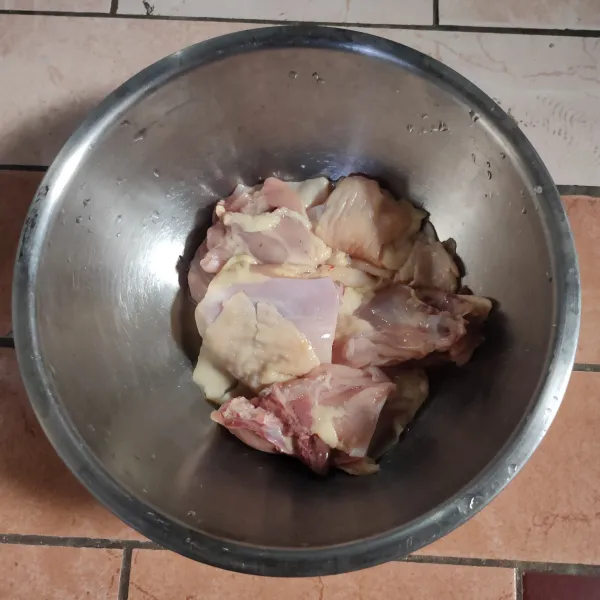 Bersihkan daging ayam, potong sesuai selera lalu sisihkan.