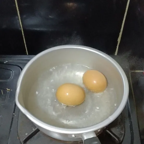 Masukkan telur ke dalam air, rebus hingga matang.