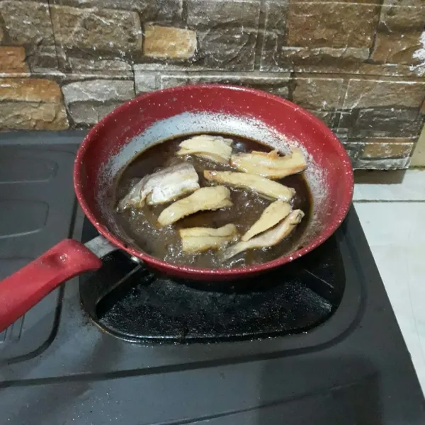 Panaskan minyak lalu goreng ikan asin hingga matang.