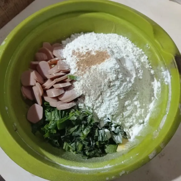 Lalu tambahkan tepung terigu, tepung beras, garam, lada bubuk, dan kaldu bubuk.