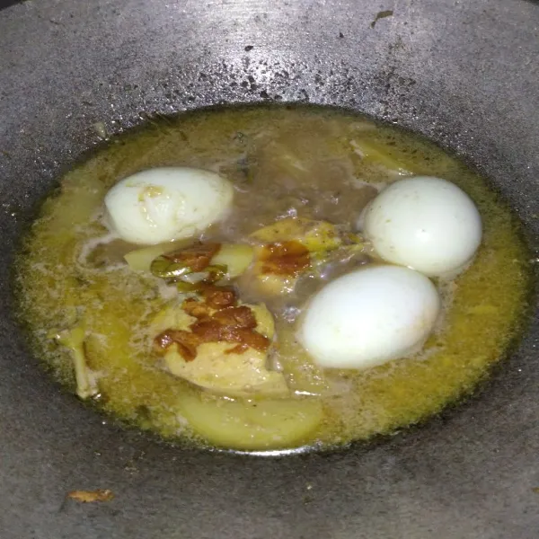 Masukkan telur dan ayam, kemudian beri gula, garam, kecap dan kaldu bubuk.