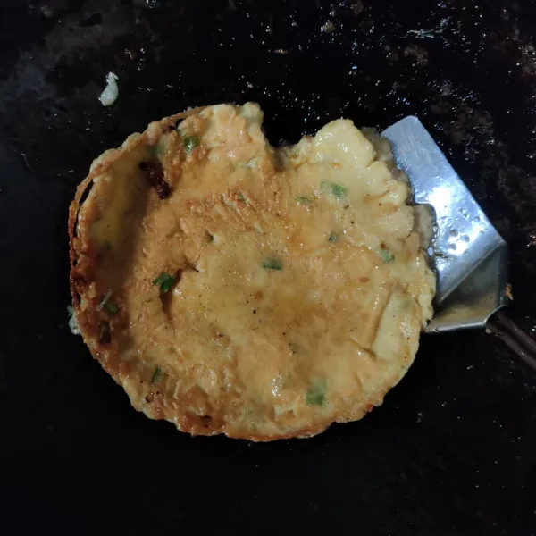 Dadar telur hingga matang.