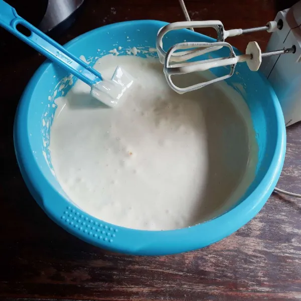 Mixer gula dan telur dengan kecepatan tinggi hingga kental berjejak (10 menit).