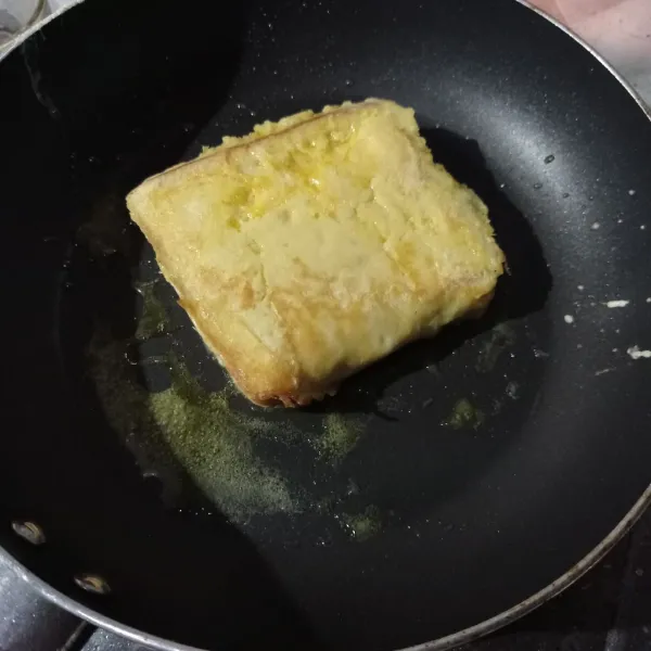 Panaskan margarin lalu panggang sampai semua sisi matang, angkat.