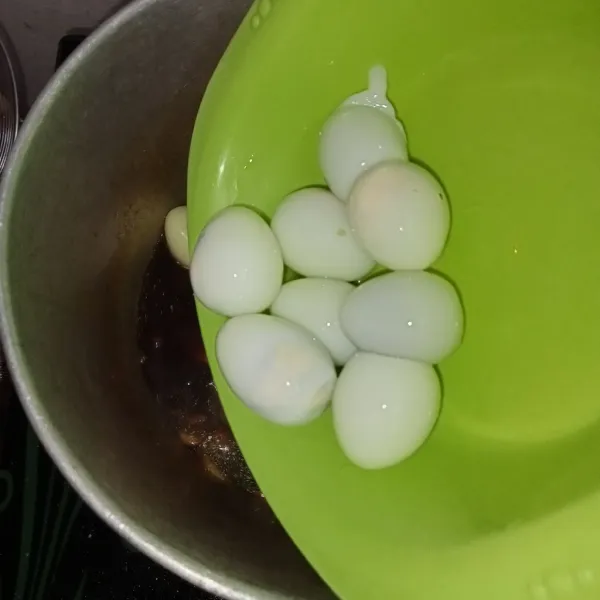 Masukkan telur puyuh yang sudah direbus.