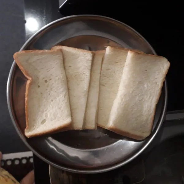 Potong roti menjadi 2 bagian, sisihkan.