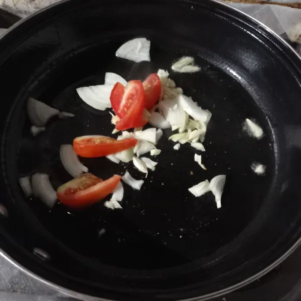Lalu tumis tomat, bawang putih dan bawang bombay sampai layu.