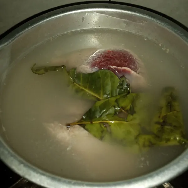 Rebus air hingga mendidih, masukkan daging dengan daun salam dengan api sedang kecil Usahakan daging terendam air. Rebus sampai dagung empuk.