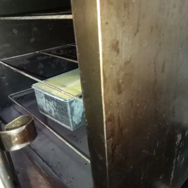 Panaskan oven suhu 150°C panggang bikang pada rak bawah selama 30 menit, pada sesi pertama dengan cara oven terbuka. Setelah itu panggang 30 menit kedua dengan menutup oven, gunakan rak tengah atau atas (lakukan pemanggangan sampai matang).