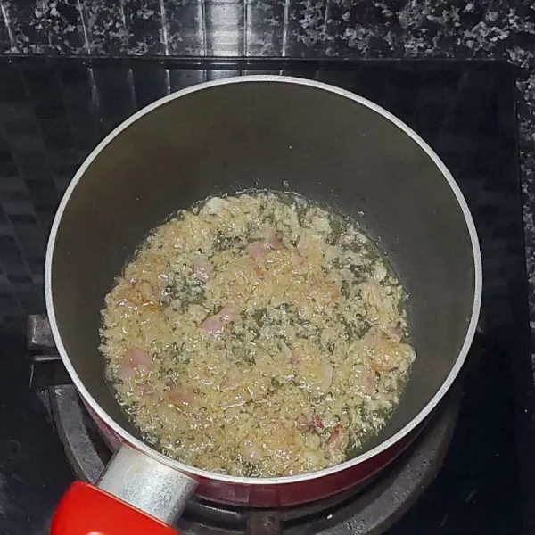 Panaskan minyak, tumis bumbu halus hingga harum.