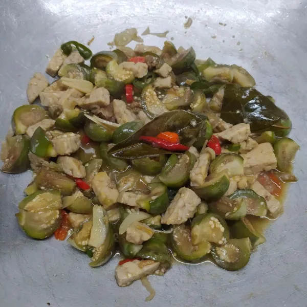 Masak sampai kuah menyusut dan terong matang. Angkat dan sajikan.