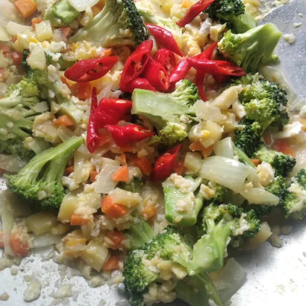 Ketika brokoli hampir matang masukkan cabe merah. Aduk sebentar.