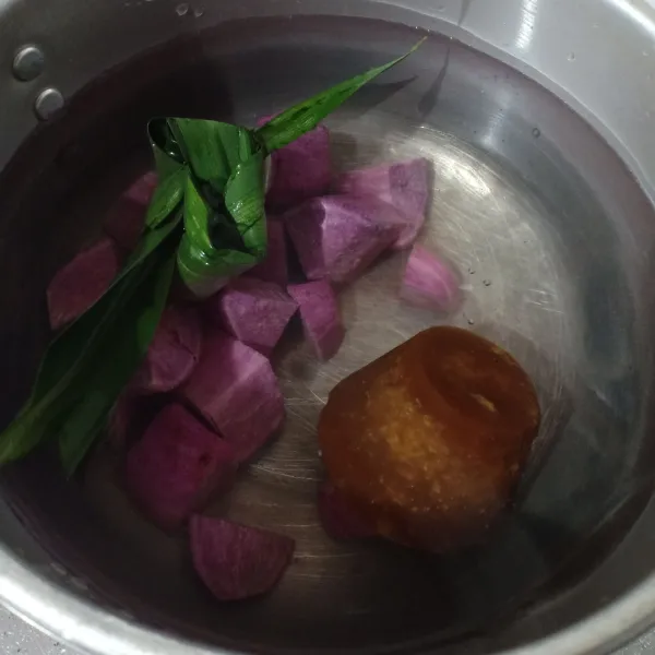 Rebus ubi ungu, air, pandan, gula merah, sampai mendidih.