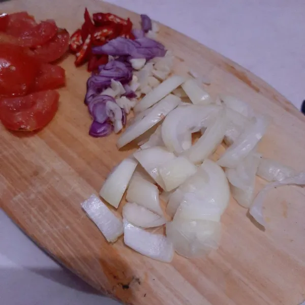 Siapkan irisan bawang merah, bawang putih, bawang bombai, cabe dan tomat.