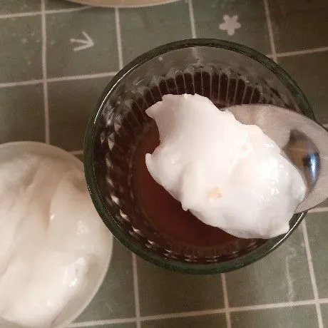 Masukkan kelapa muda ke gelas.