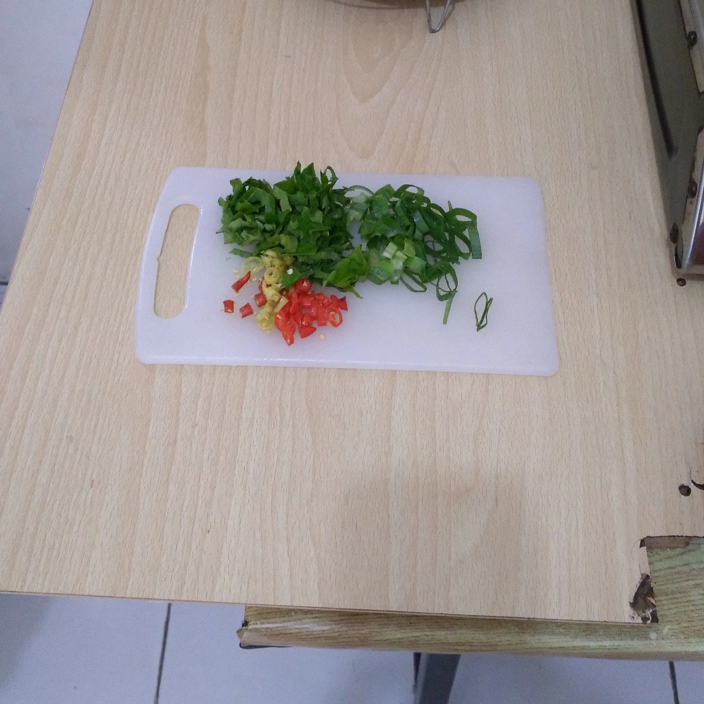 Step 1 Telur Dadar Daun Melinjo Pedas